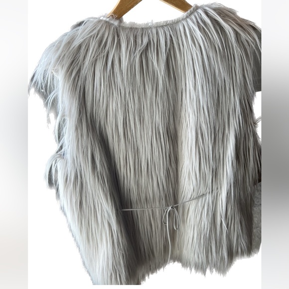 BCBG Faux Fur White Vest Women’s L large - Picture 7 of 7